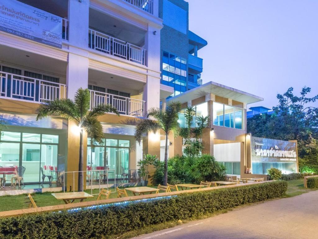 Nana Chat Bangsaen Hotel Si Racha Exterior photo